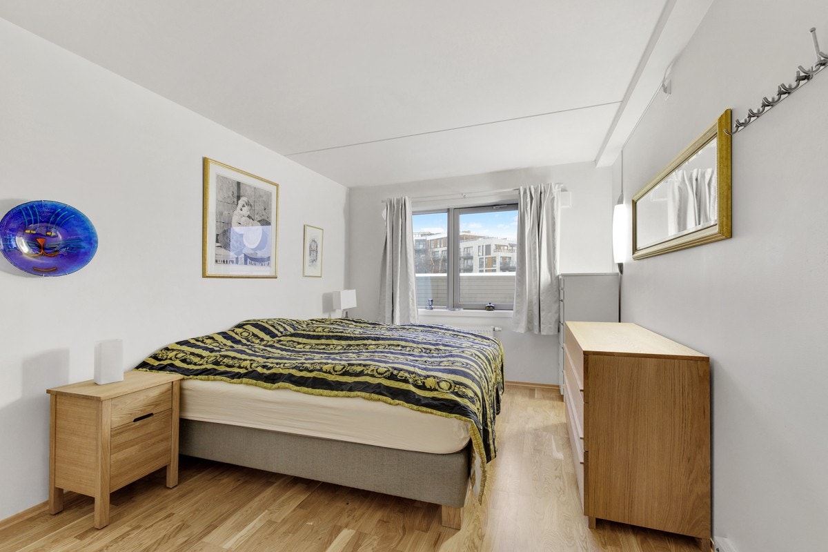 Hovedsoverommet er av god størrelse og har plass til dobbeltseng og nattbord Galleribilde