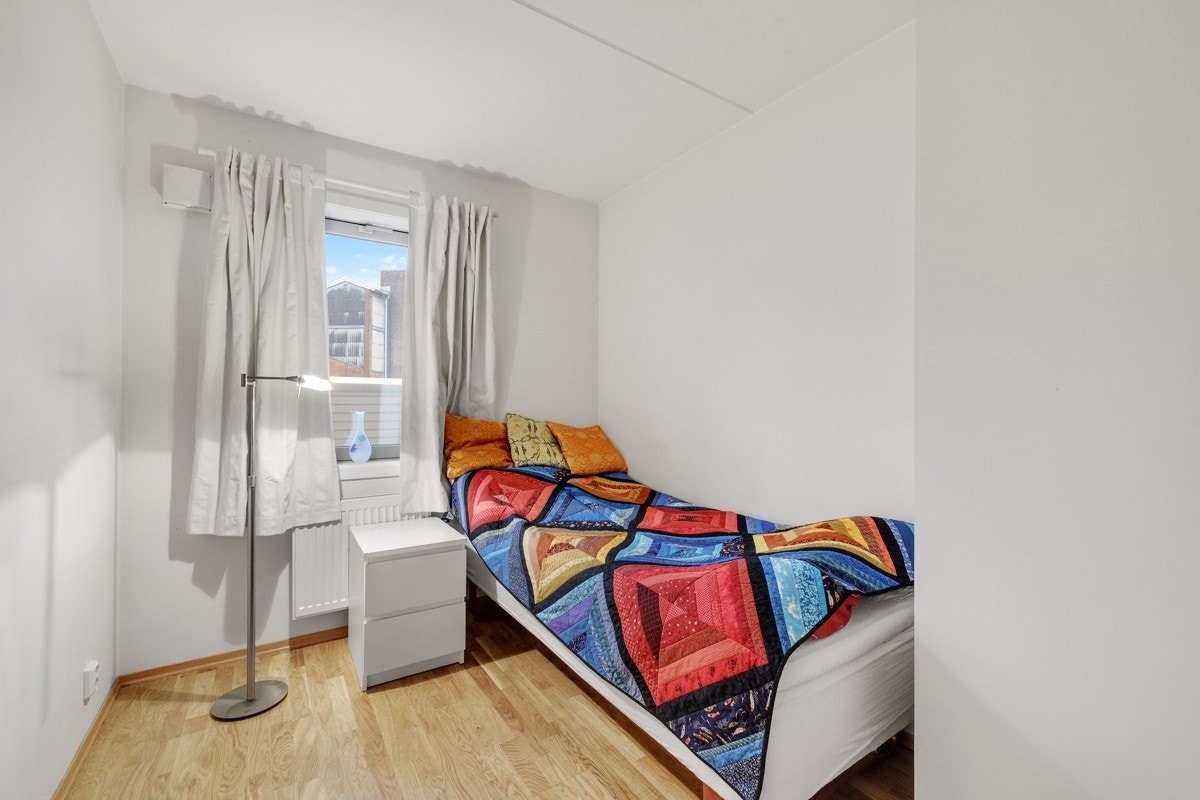 Store vinduer på alle soverom gir gode naturlige lysforhold. Rommene kan brukes som soverom/gjesterom/kontor - alt etter behov. Galleribilde