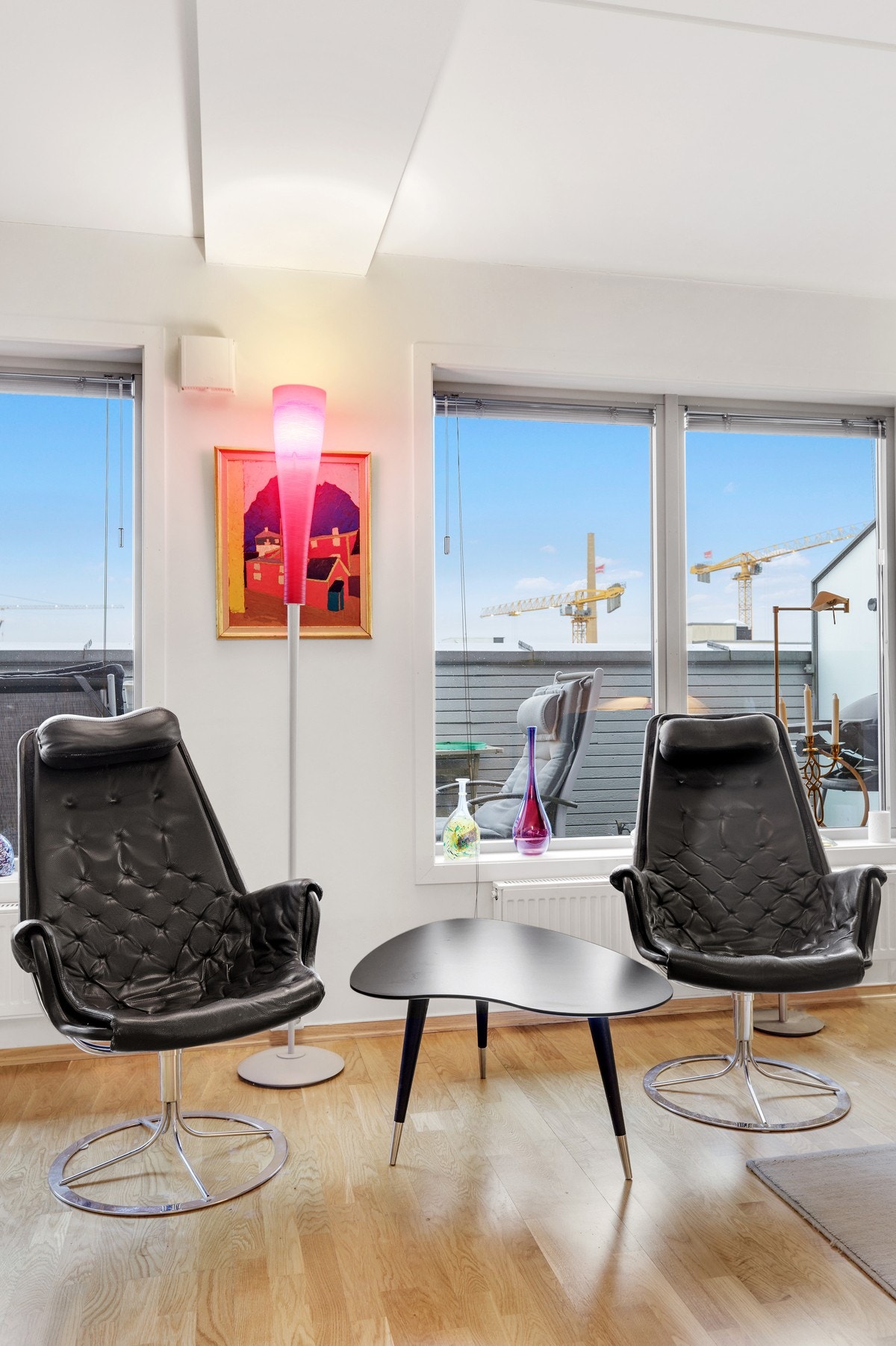 Stuen har store vindusflater som gir rikelig med naturlig inn i leiligheten Galleribilde