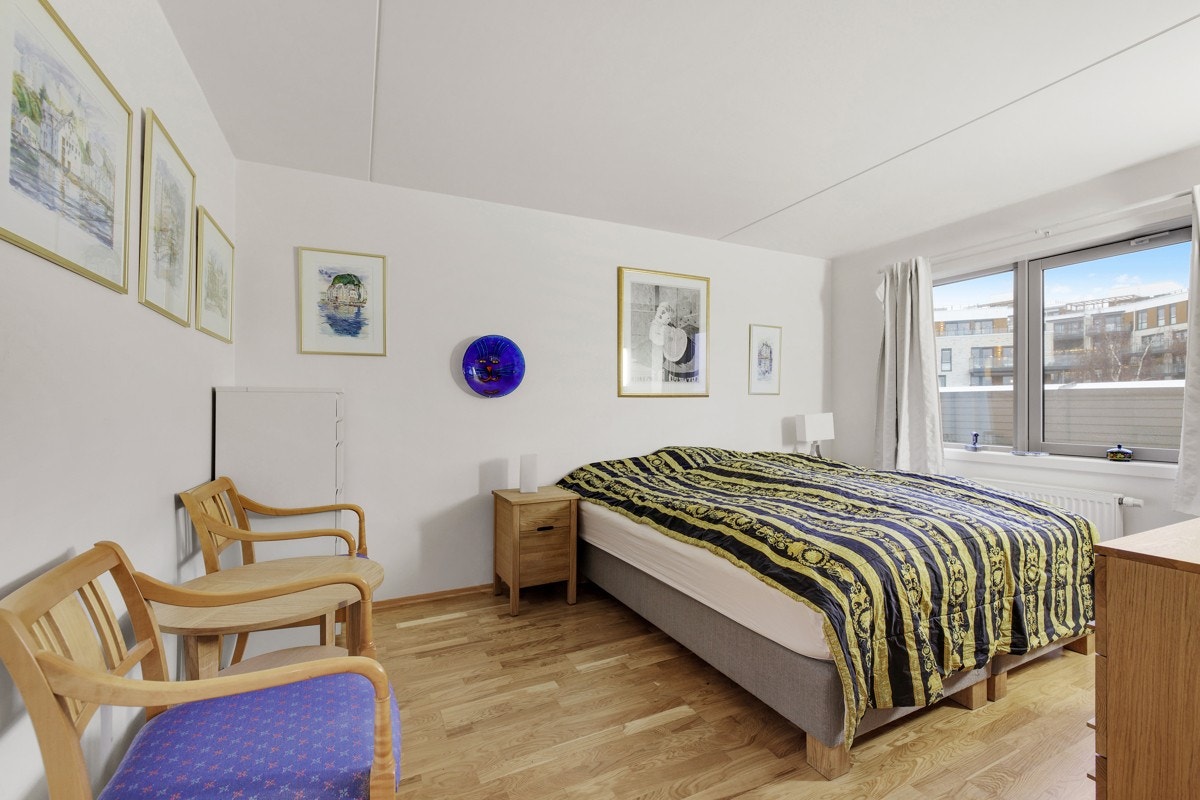 Hovedsoverommet er av god størrelse og har plass til dobbeltseng og nattbord. Praktisk garderobeløsning. Galleribilde