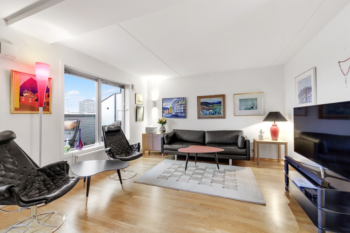 Stor og luftig stue med meget god plass til stor sofagruppe og spisegruppe Galleribilde