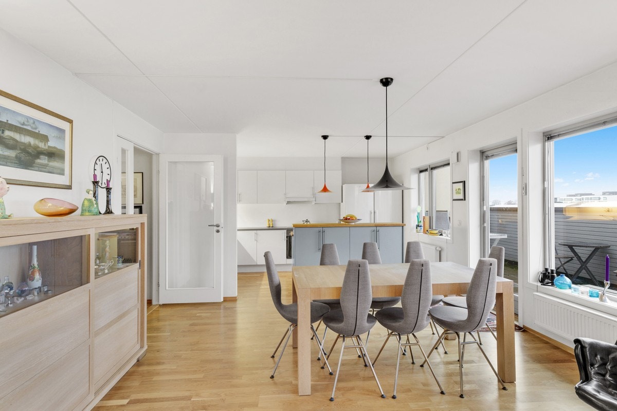 Stuen fremstår tidsriktig med parkett på gulv og lysmalte flater Galleribilde