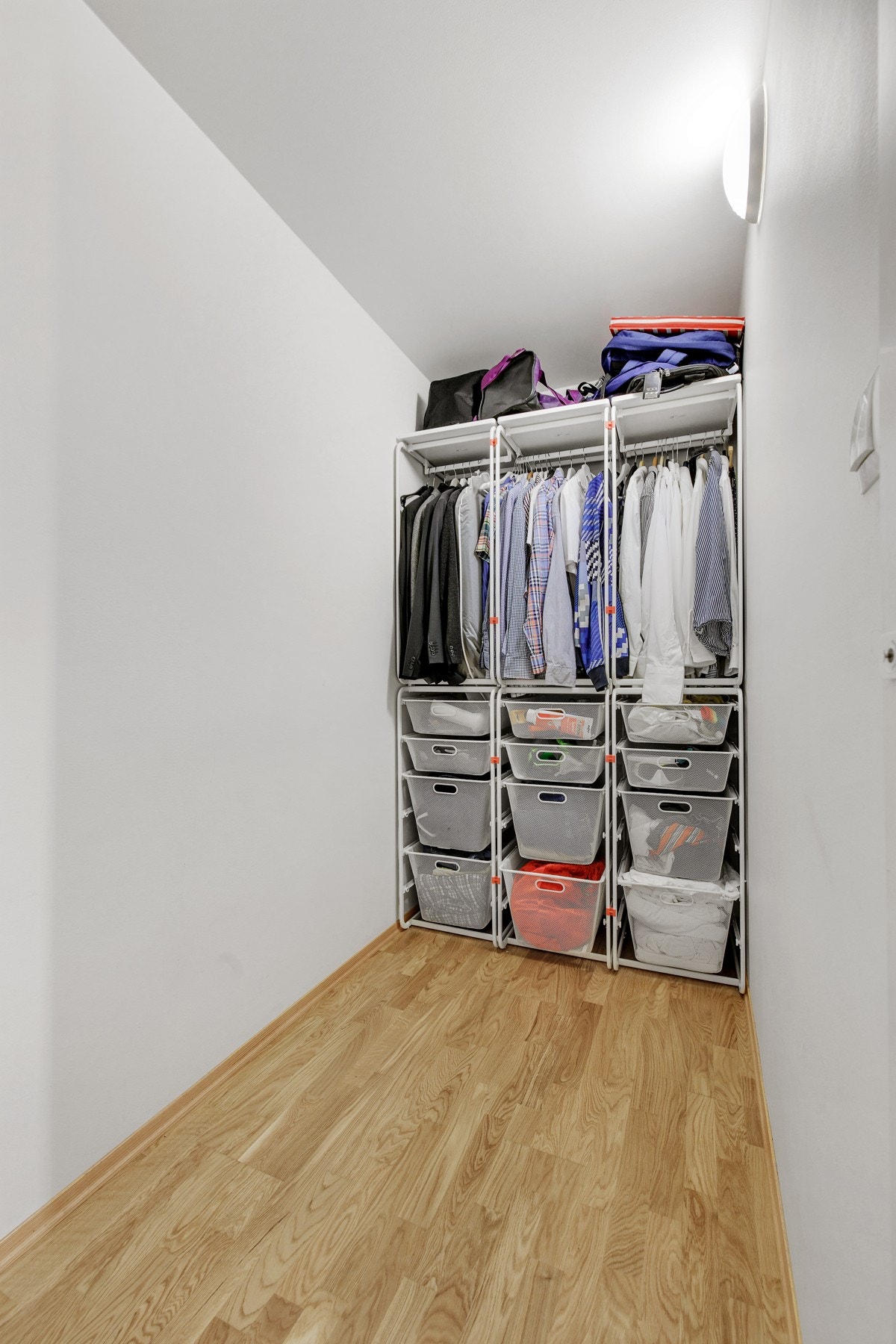 Praktisk garderobeløsning med god plass til oppheng av klær Galleribilde