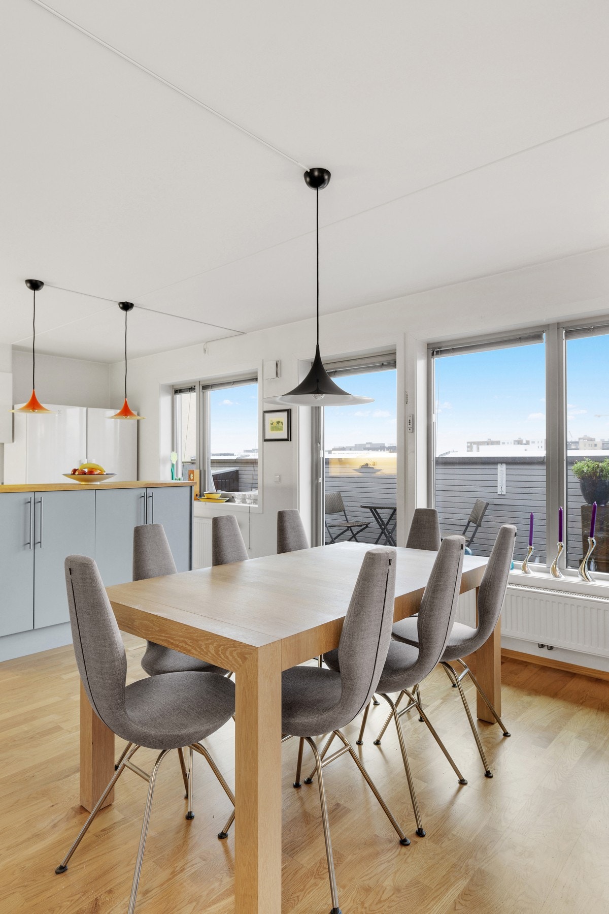 God plass til stor spisegruppe hvor hele familien kan samles til alle døgnets måltider Galleribilde