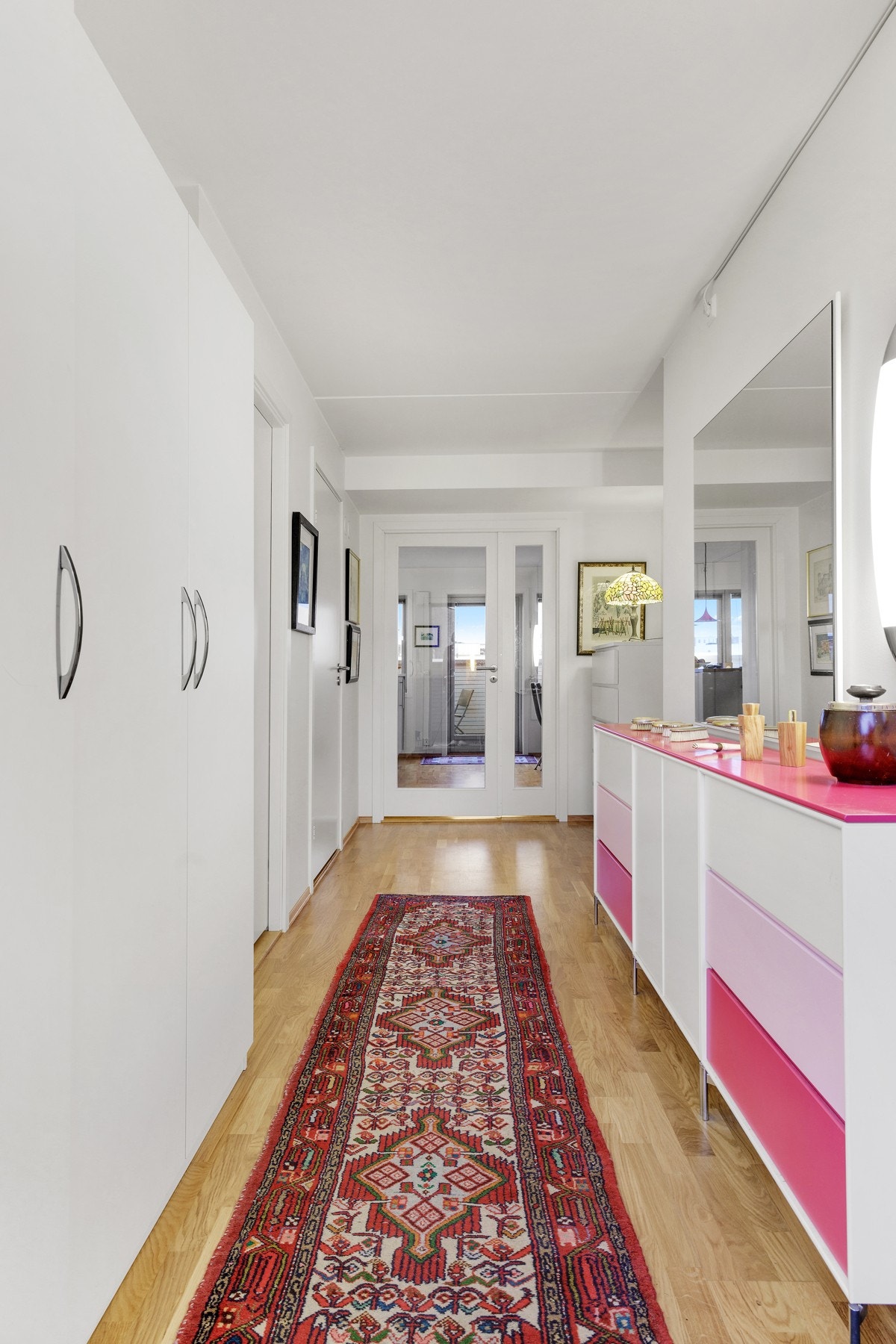 Fra entréen er det inngang til boligens øvrige rom. Dørcalling med åpner. Galleribilde