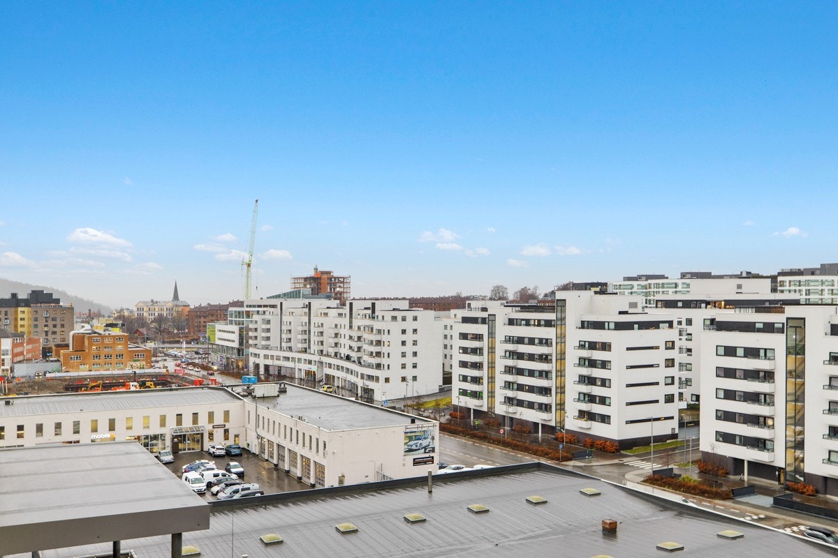 God plass til utemøbler og grill, hvor man kan nyte solrike dager/kvelder i hyggelige omgivelser. Balkongen vender mot sameiets fellesområder Galleribilde