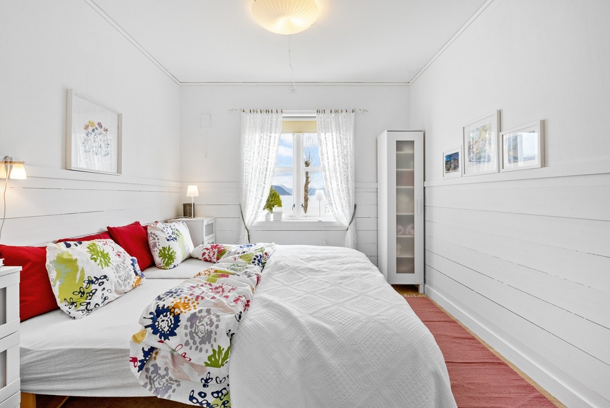 Soverommet er av godt størrelse med plass til garderobeskap Galleribilde