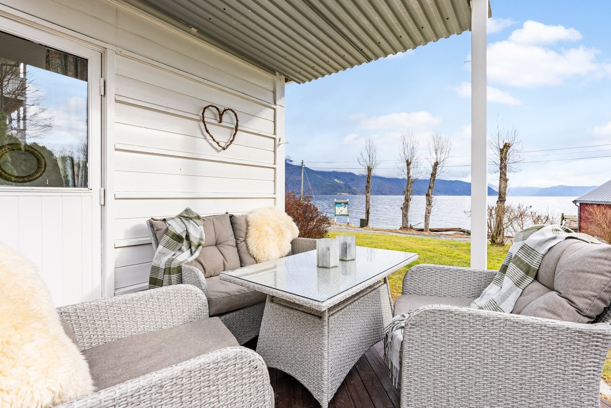 Terrassen vender mot sør/øst og er delvis overbygget Galleribilde