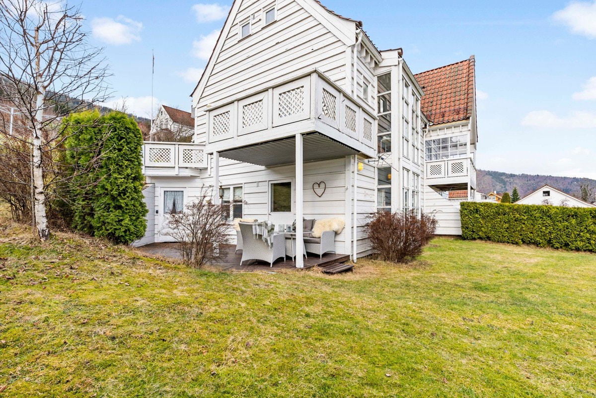 Leiligheten ligger i byggets første etasje i fasade mot sør-øst Galleribilde