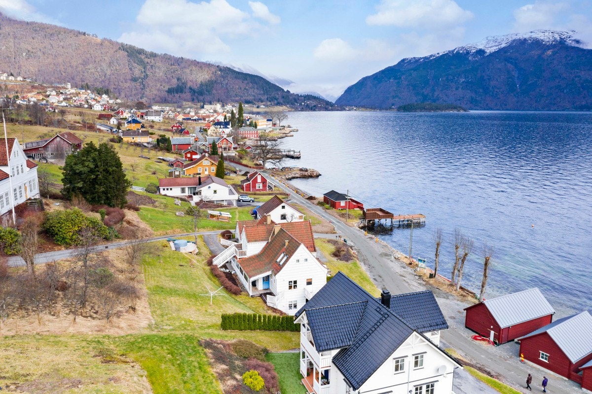 Fra eiendommen er det gangavstand inn til Balestrand sentrum med butikker, restauranter og andre servicetilbud Galleribilde