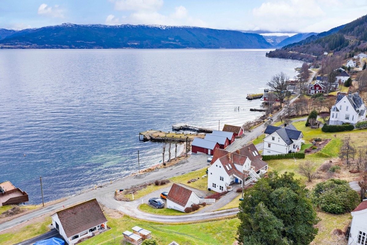 Sameiet har et felles garasje/bod-bygg som er oppført på tomta mot nord - leiligheten disponerer et rom i dette bygget Galleribilde