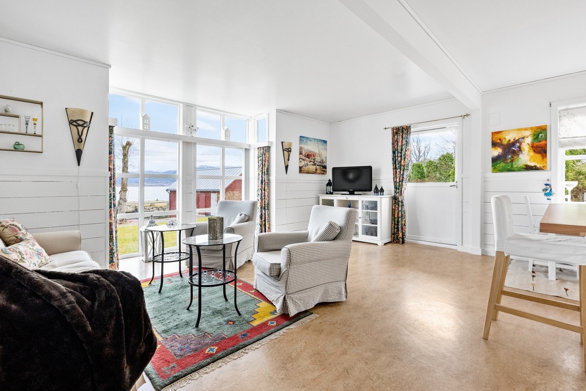 Fra stue / kjøkken er det utgang til sørvendt terrasse med videre adkomst til hage mot sør og øst Galleribilde