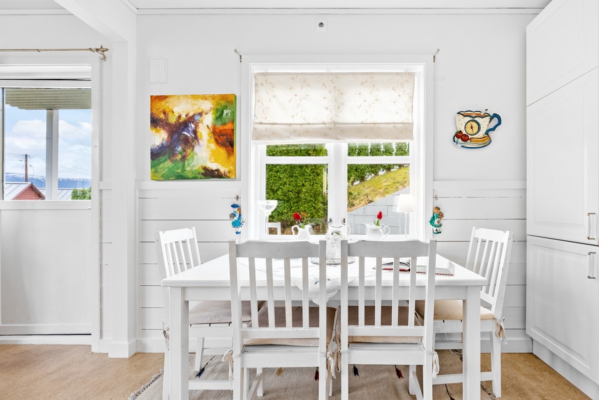 Selger har innredet med spiseplass ved kjøkkenvinduet Galleribilde
