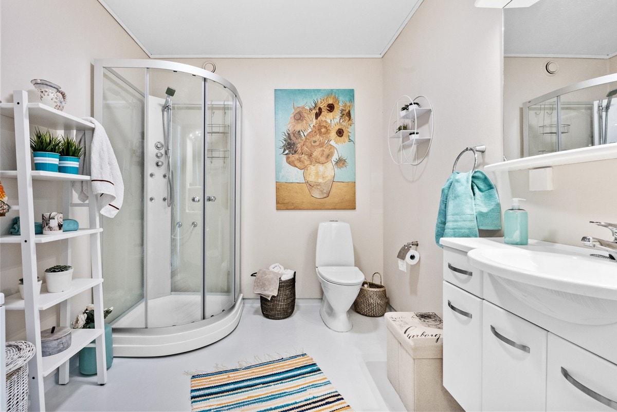 Bad / vaskerom av god størrelse med lyse overflater og nyere innredning, WC og dusjkabinett Galleribilde