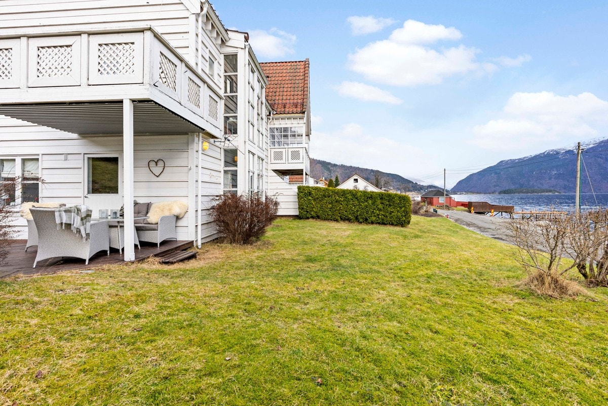 Hage/terrasse ved leiligheten tilhører boligen og inngår ikke i fellesarealene til sameiet Galleribilde