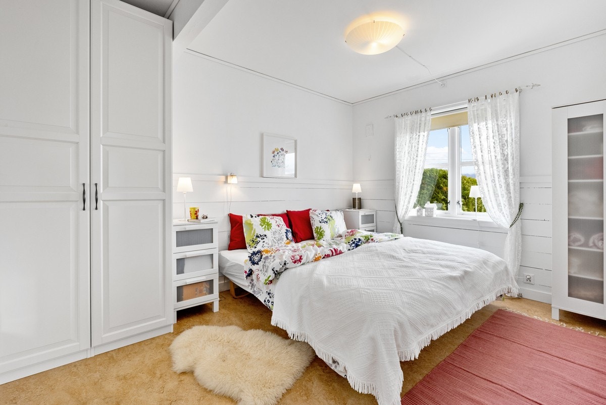 Soverommet er av godt størrelse med plass til garderobeskap Galleribilde