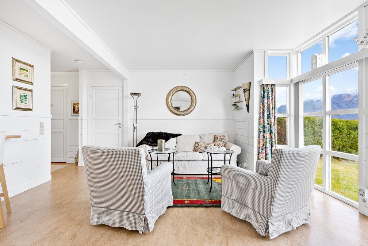 Stue med store vindu som vender mot hagen og videre med utsikt over fjorden Galleribilde