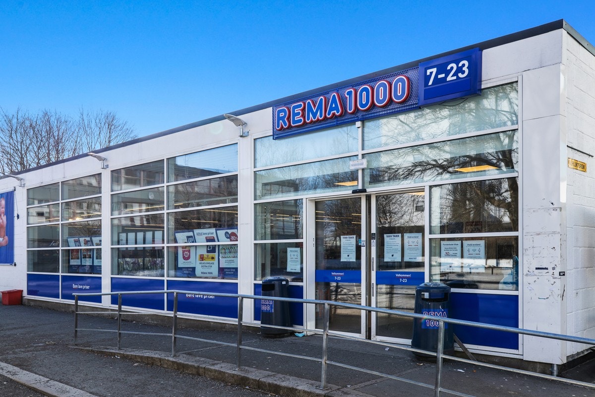 Dagligvarehandelen kan gjøres ved blant andre Rema 1000 (200m fra leiligheten) Galleribilde