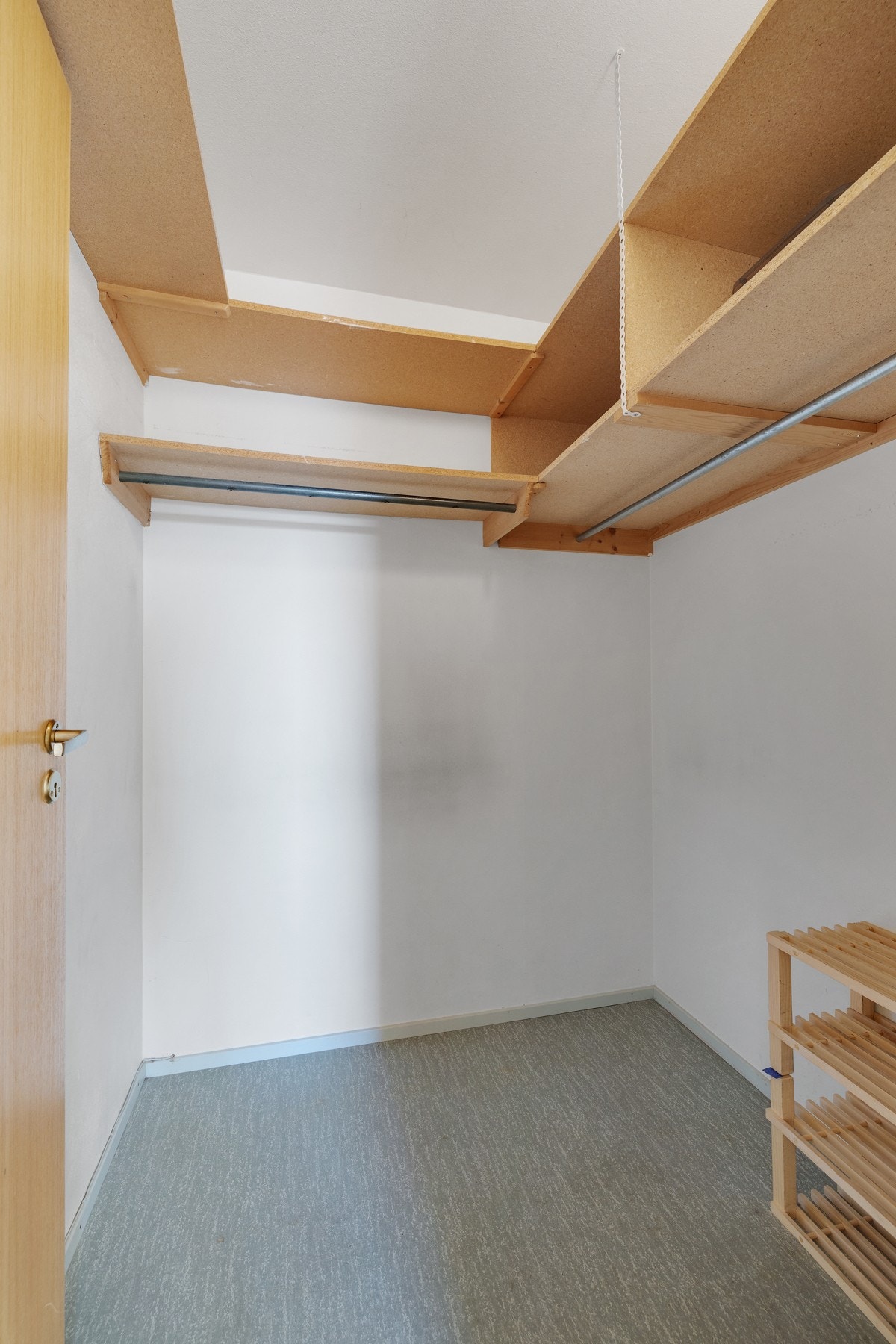 Stor walk-in garderobe/bod i gangen Galleribilde