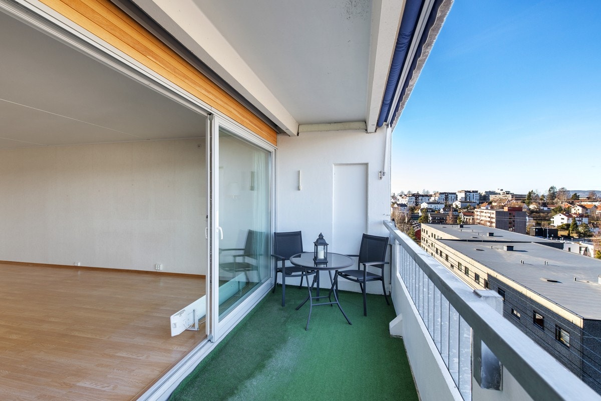 Vestvendt balkong med flott utsikt, ingen gjenboere og gode solforhold Galleribilde