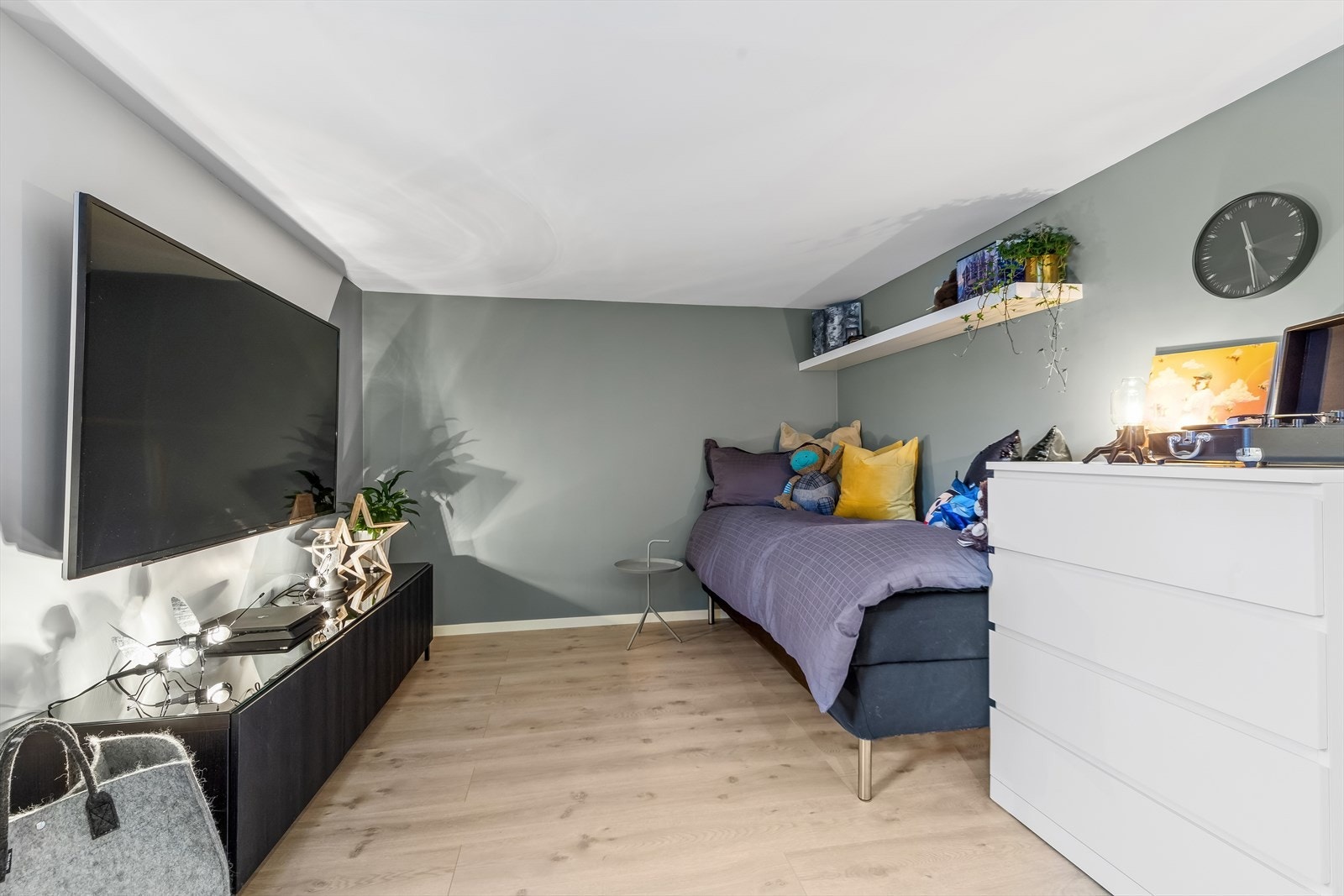 Dette rommet er innredet som et soverom men er ikke søkt om en evt. bruksendring for det. Perfekt ekstra stue! Galleribilde