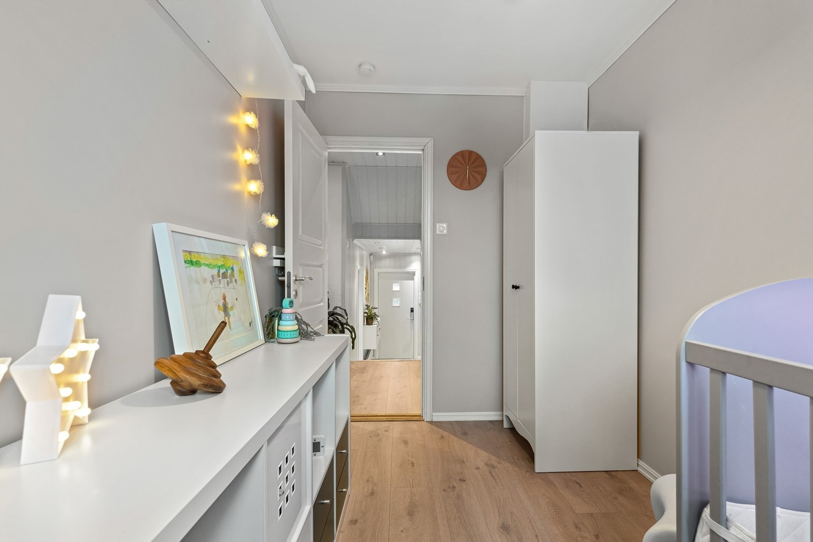 Her er det også malt og nyere laminatgulv. Galleribilde