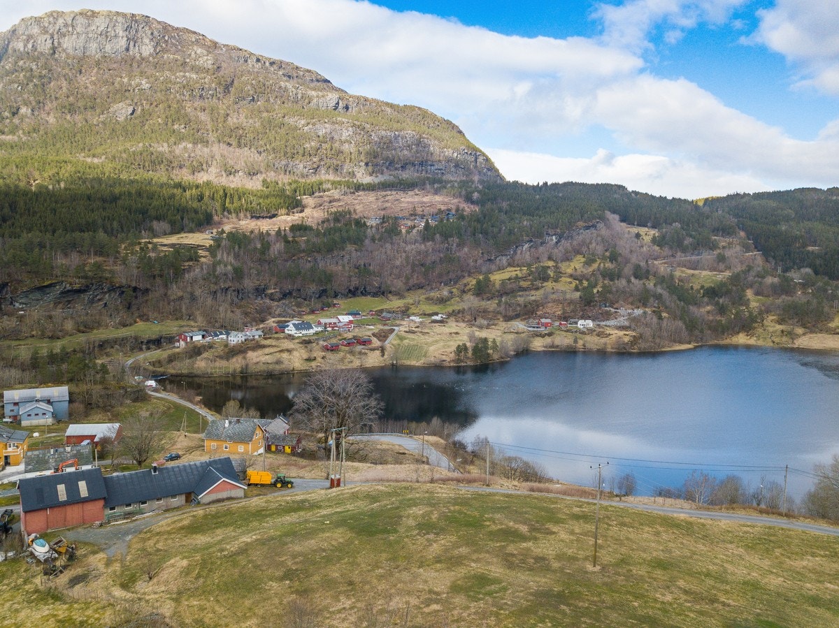 Sett mover vannet mot nabogårdene Galleribilde