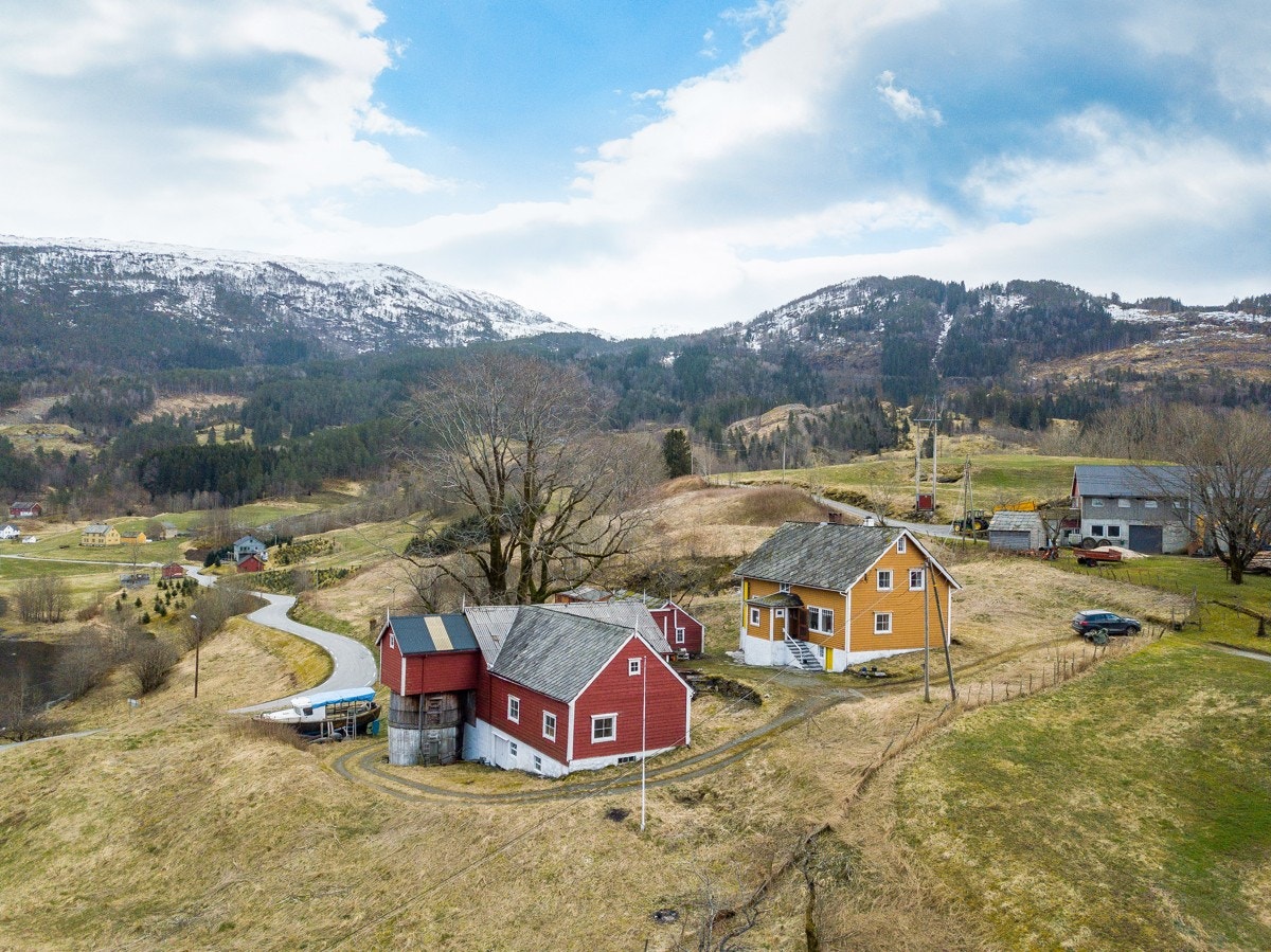 Fjellene med støl i bakgrunnen Galleribilde