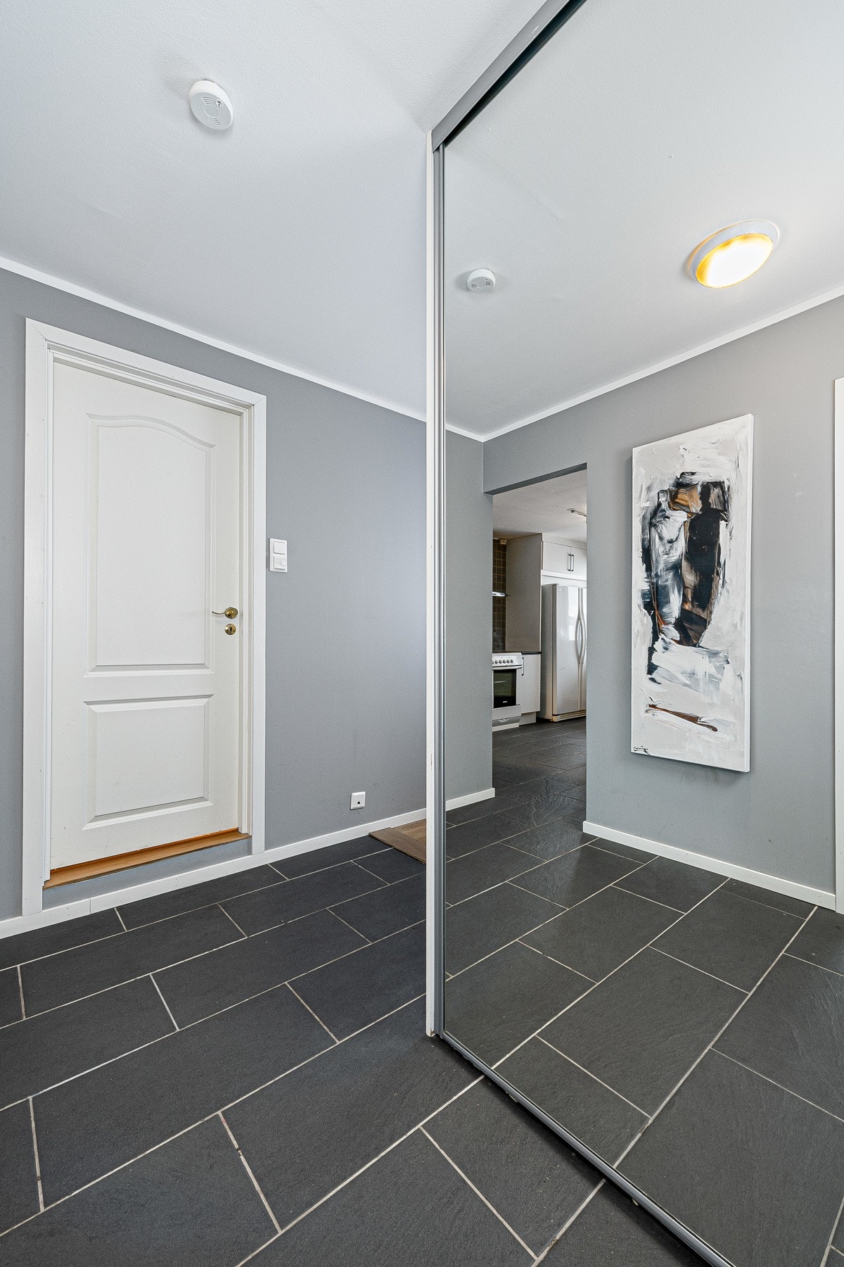Entreen er romslig og har god plass til jakker og sko i en skyvedørsgarderobe med speilfronter. Galleribilde