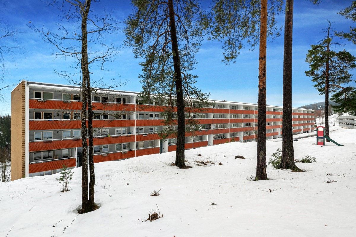 Leiligheten ligger i et barnevennlig område med nærhet til skog. Galleribilde