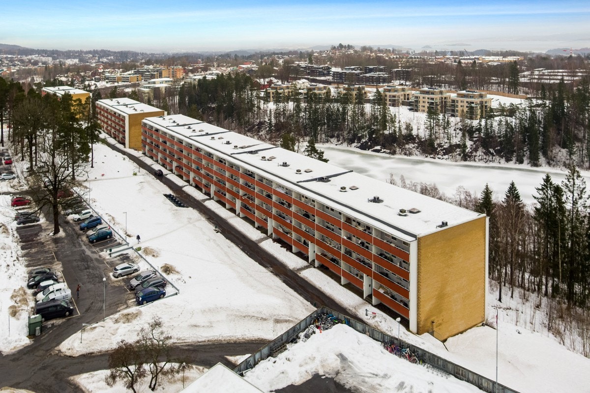 Rett i nærheten finnes flotte tur- og friluftsområder, der Vardåsen med sitt flotte utsiktspunkt er et yndet turmål for familien. Galleribilde