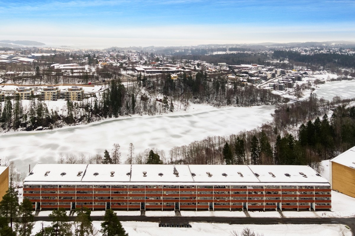 Vardåsen Skisenter er populært i vintersesongen, og kan by på et godt alpin-, snowboard- og freestylemiljø. Galleribilde