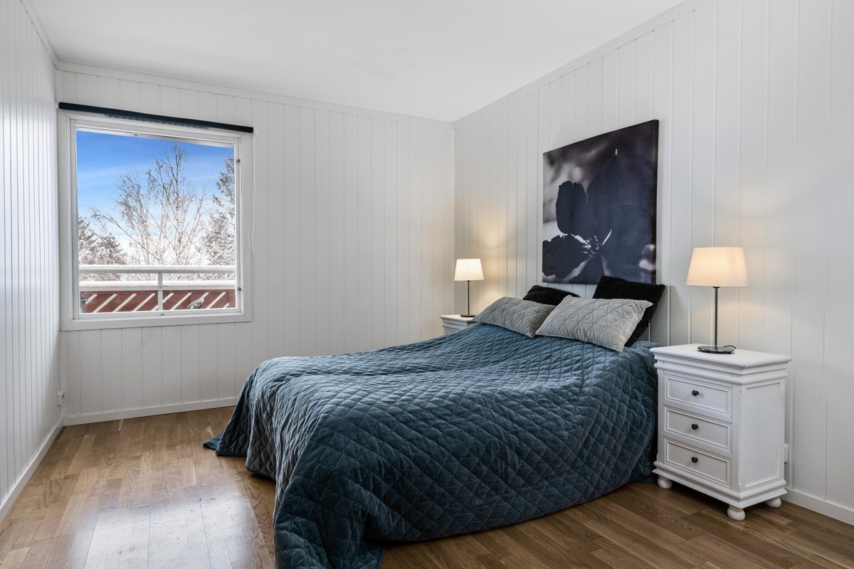 Leiligheten har tre soverom, hvor ett er ekstra romslig og har skyvedørsgarderobe. Galleribilde