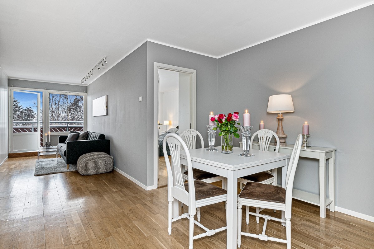 Leiligheten har en lys og trivelig vinkelformet stue. Galleribilde