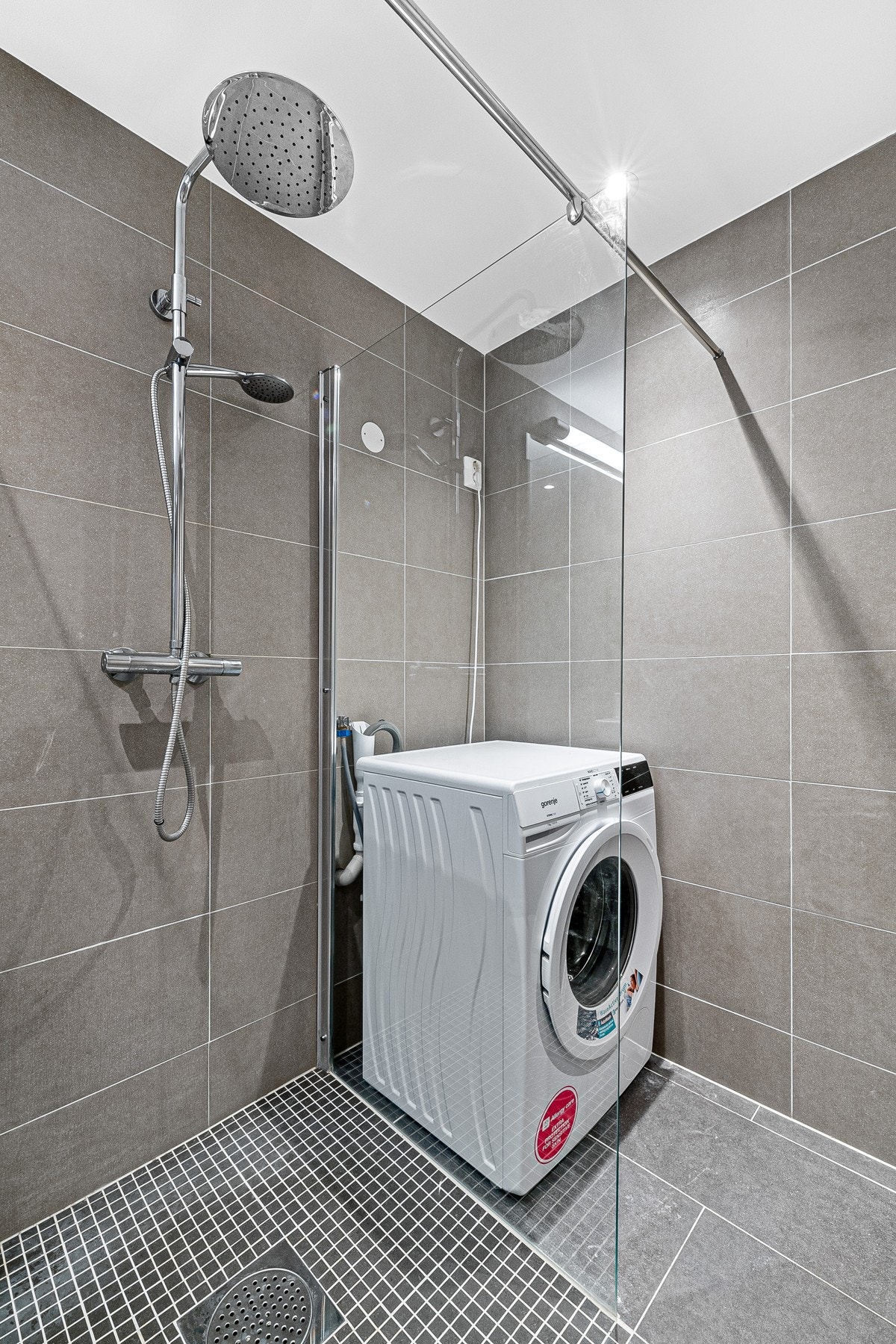 Badet har en dusjnisje med glassvegger og regnfallsdusj. Galleribilde
