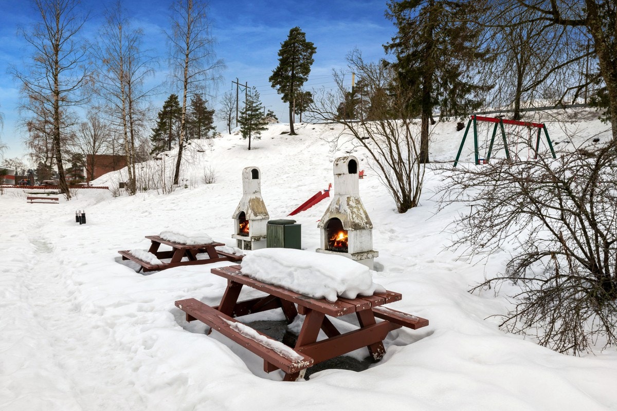 Det er tilrettelagt for sosial hygge blant beboerne med sittegrupper og lekeapparater for barn. Galleribilde