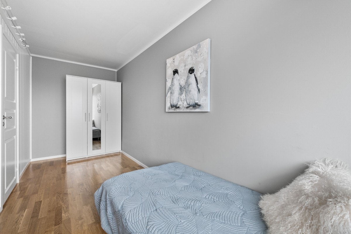 Soverom 2. Soverom bak lettvegg i stue, kan om ønskelig lett demonteres for opprinnelig planløsning med ekstra romslig stue. Galleribilde