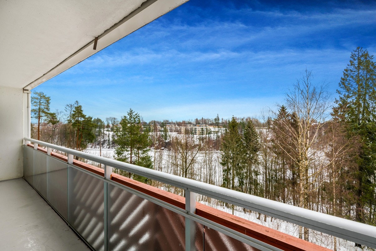 Leiligheten har gjennomgående planløsning og gode solforhold på to overbygde balkonger. Galleribilde