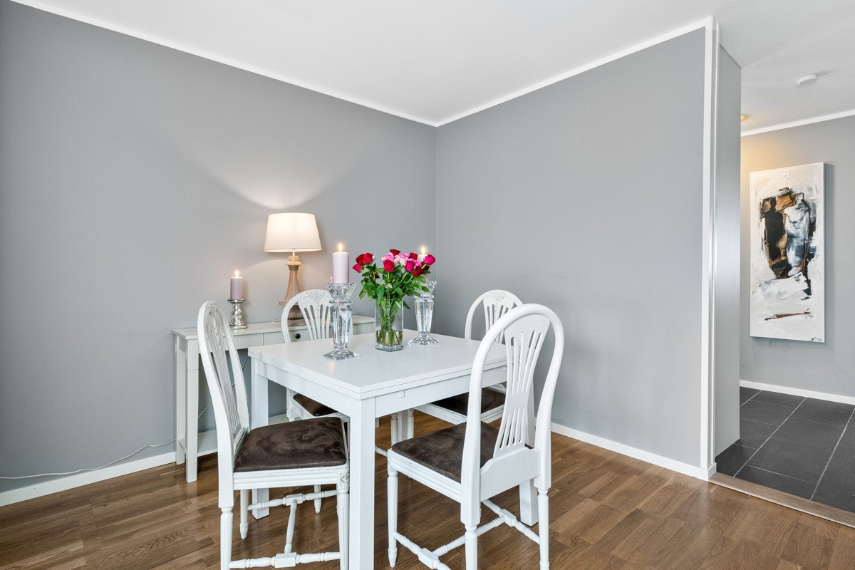 Leiligheten har en lys og trivelig vinkelformet stue med plass til både spisegruppe og sofa. Galleribilde