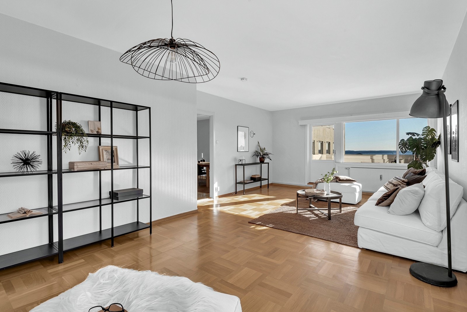 Leiligheten er oppvarmet via sentralfyring og det er felles varmtvann system i gården. Dette er med på å redusere de ytterlige kostnadene i måneden! Galleribilde