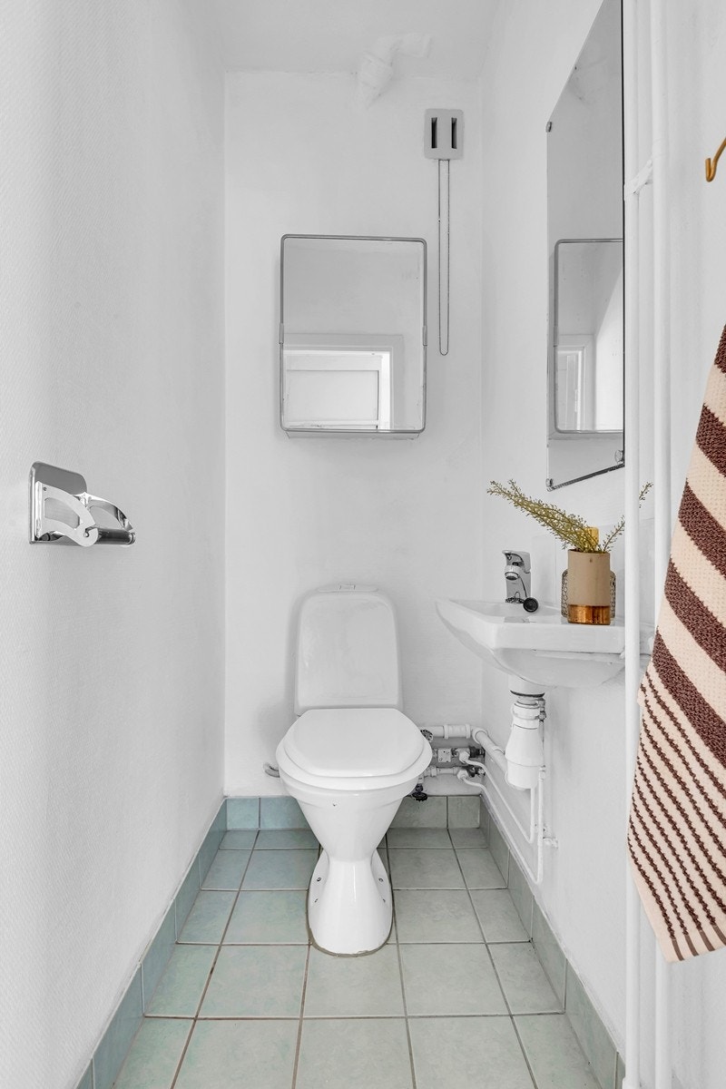 Separat, flislagt wc-rom med toalett og vask. Galleribilde