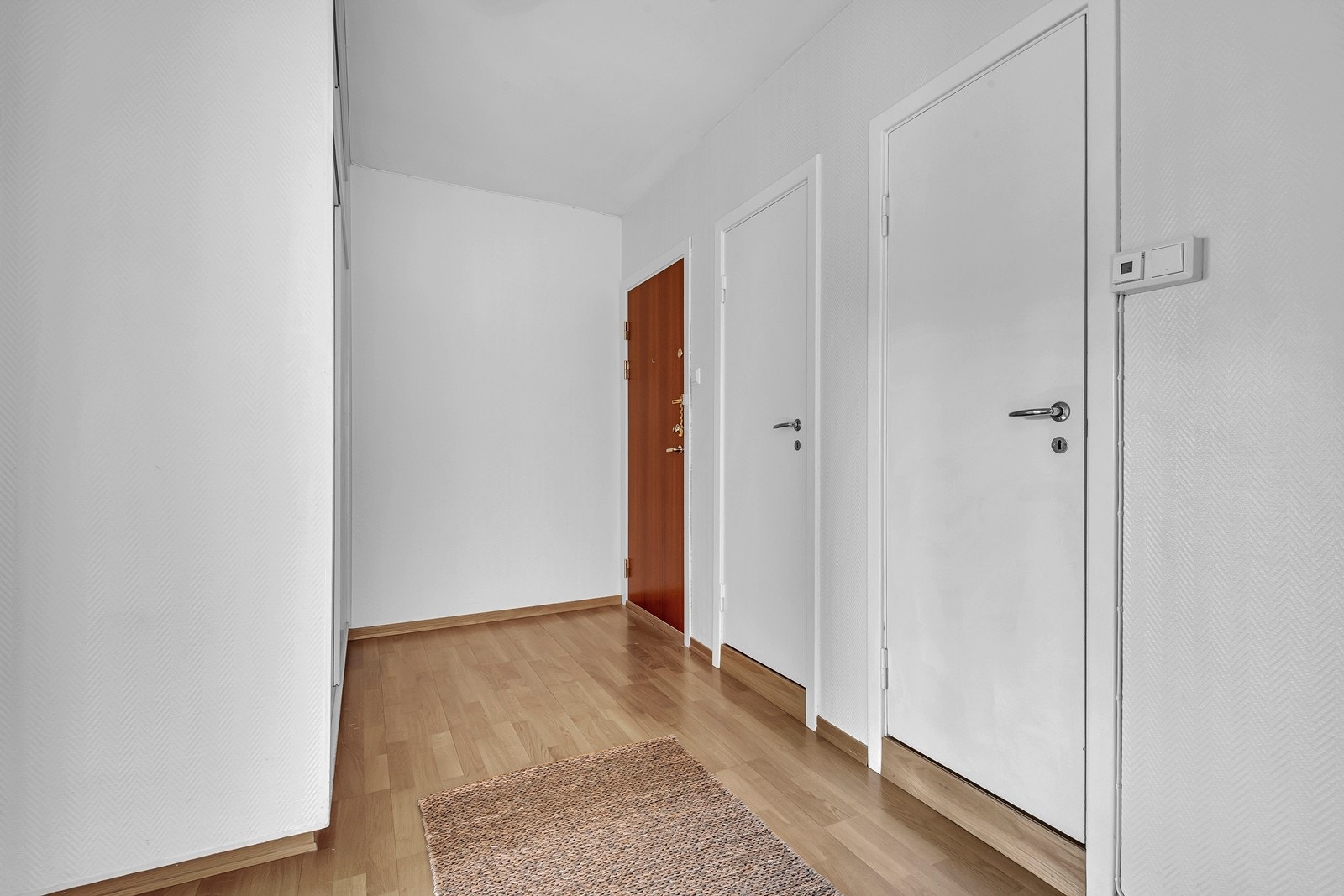 Innholdsrik og innbydende entré med plass til skap og oppheng av ytterklør og skotøy. Galleribilde