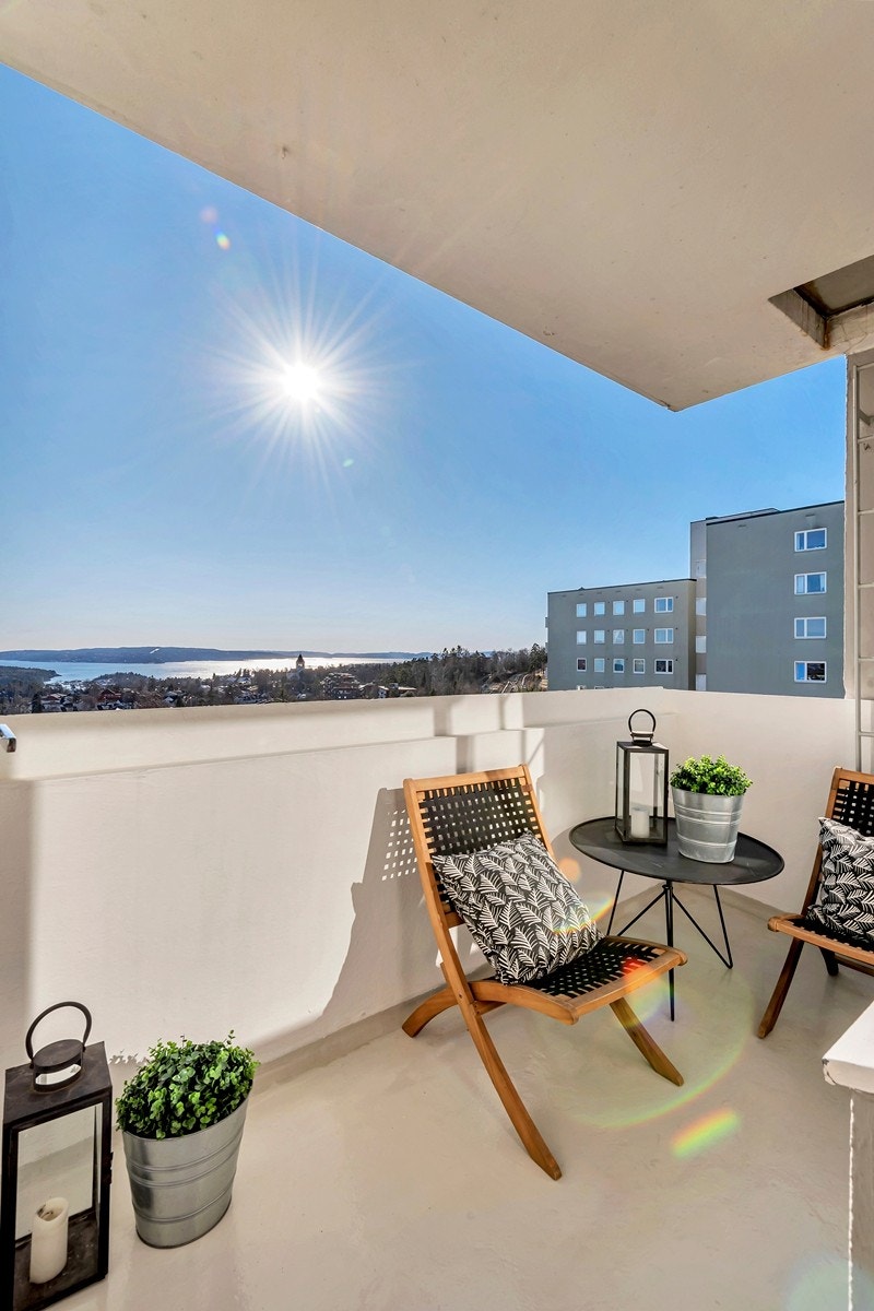 Utgang fra stuen til sørvest vendt balkong på 4,5 m2 som har gode solforhold på formiddag og ettermiddagstid. Galleribilde