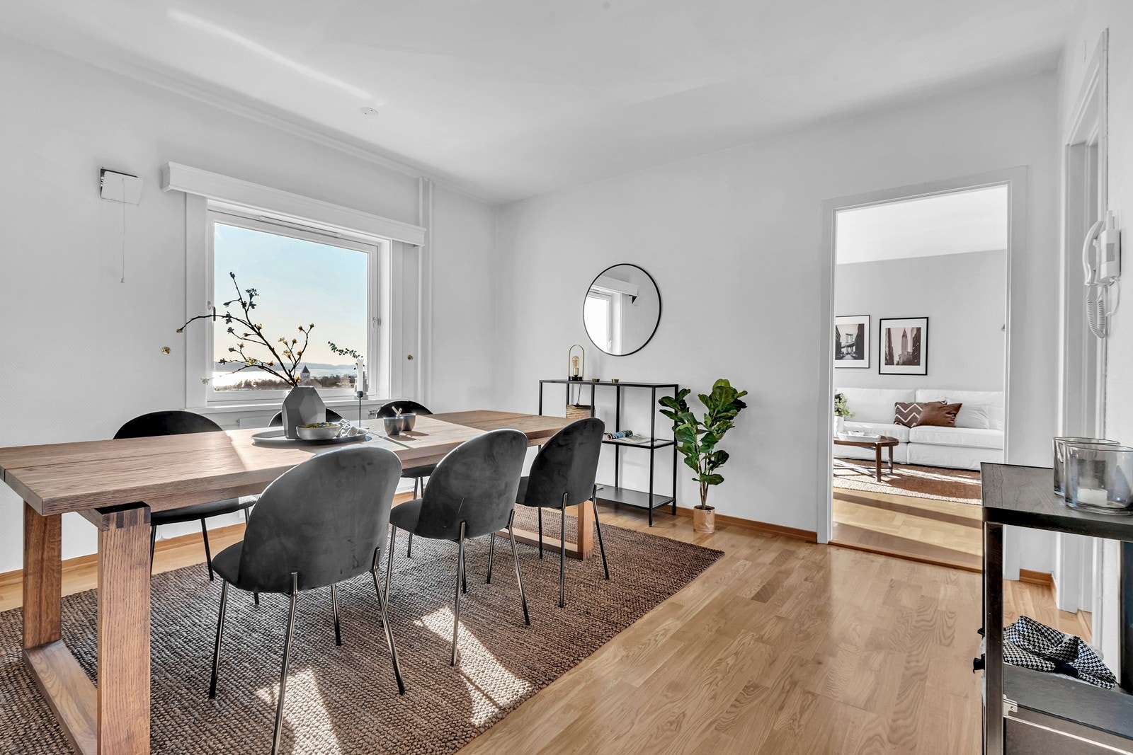 Et sosialt rom med god plass til stort spisebord. Galleribilde