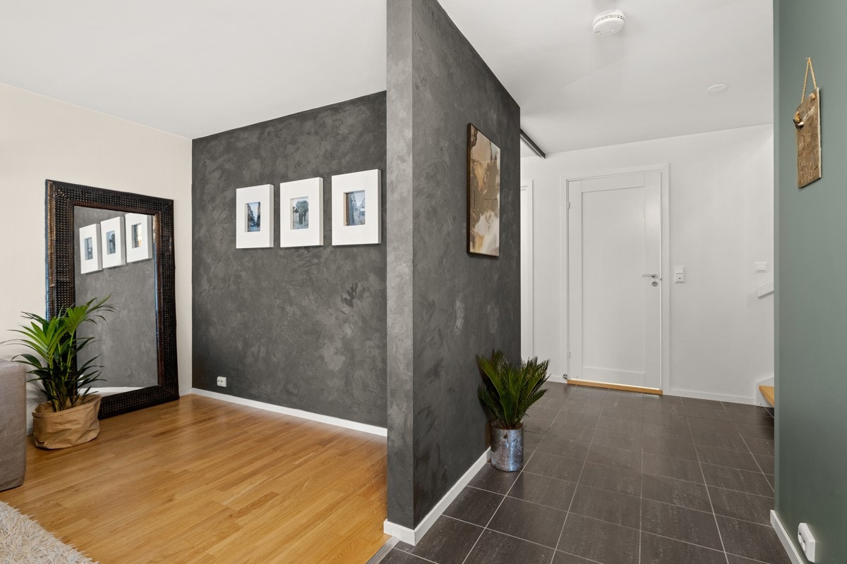Trappegang og stue u.etasje. Galleribilde