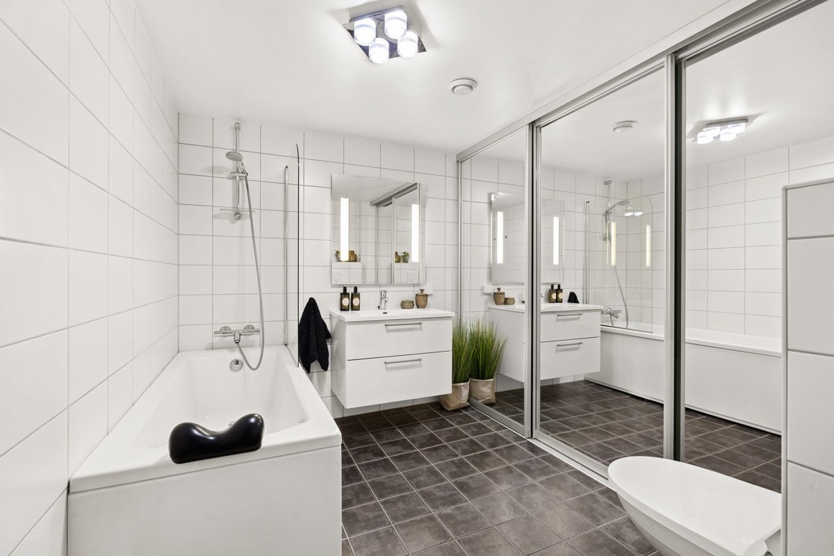Bad/wc/vaskerom u.etasje. Bak skyvedørene er det et praktisk innredet vaskerom. Galleribilde