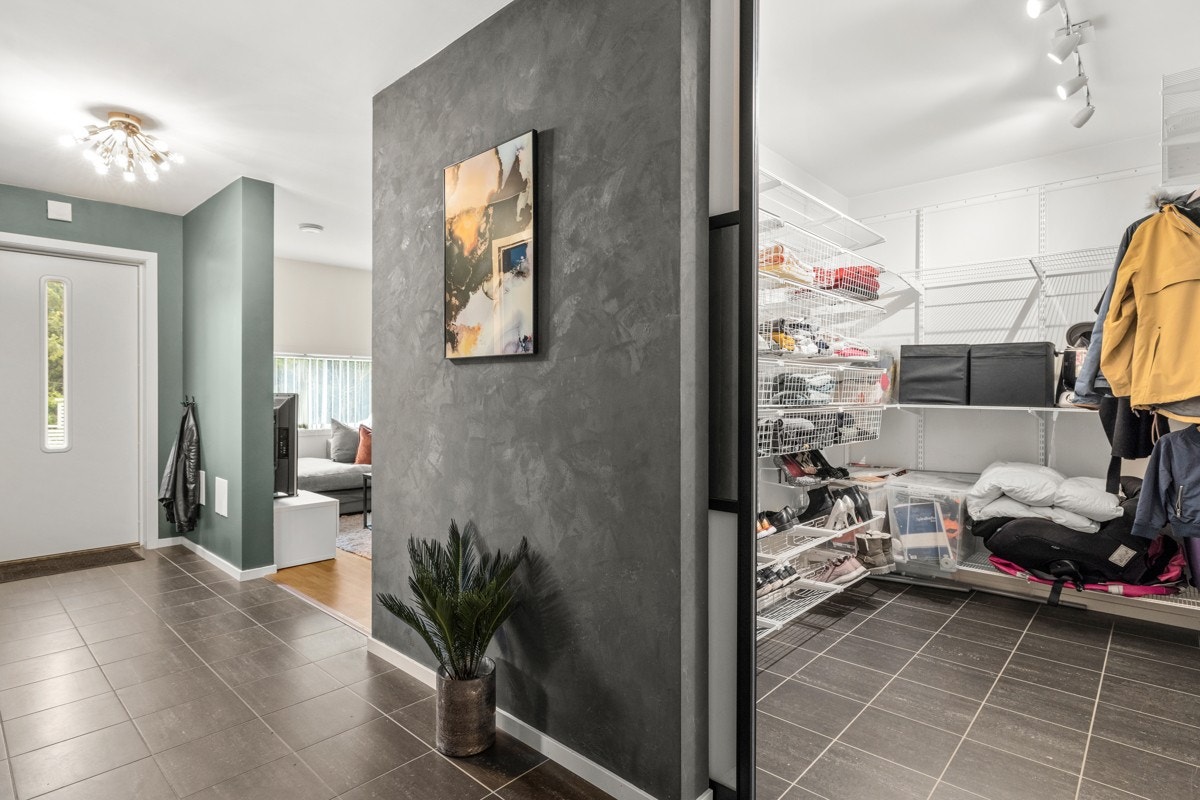 Stor, praktisk "walk-in" skyvedørsgarderobe i tilknytning til entré/hall i u.etasje. Galleribilde