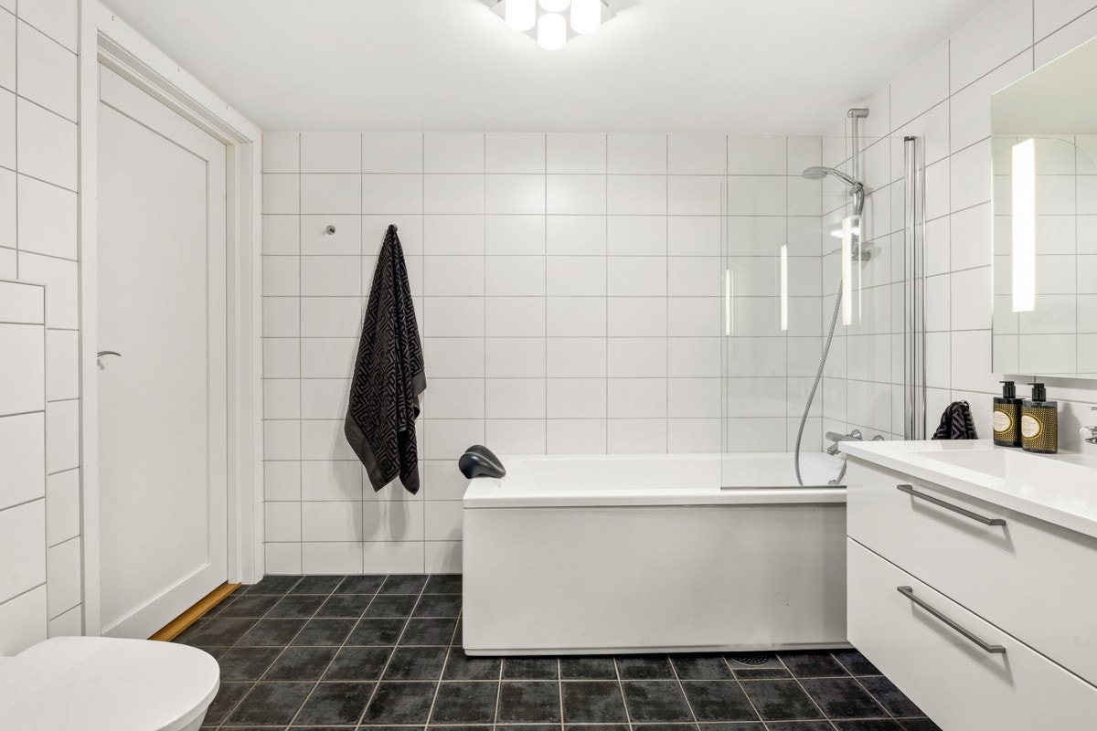 Bad/wc/vaskerom u.etasje. Galleribilde