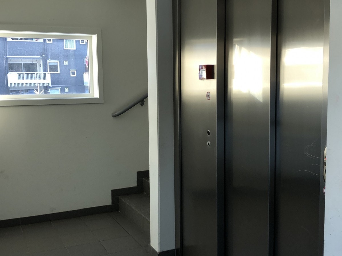 Inngangspartiet og heisen ifra garasjen og helt opp Galleribilde