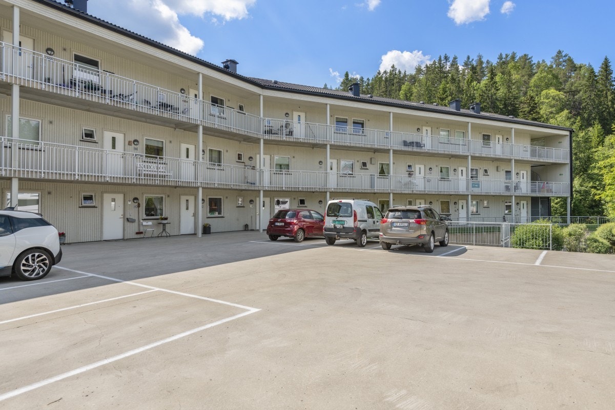 Gårdsplassen. Leiligheten er øverst til høyre. Galleribilde